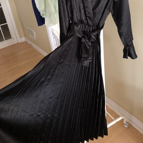 BNWT Black Satin Maxi Dress with Pleats BOOHOO Size 4 - Picture 4 of 7